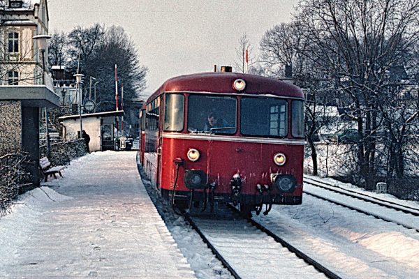 Sonderfahrt: Im historischen Schienenbus durch das schöne Siegtal zum Burgweihnachtsmarkt auf Burg Satzvey